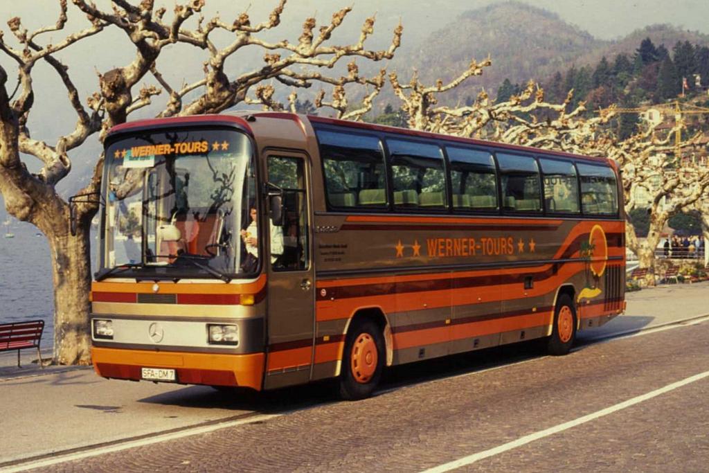 1990 zhlte dieser Mercedes Bus, des Reiseunternehmen  Werner Tours 
zu den modernsten seiner Zeit.
Aufnahme am Lago Maggiore in Ascona (Schweiz) am 28.3.1990.