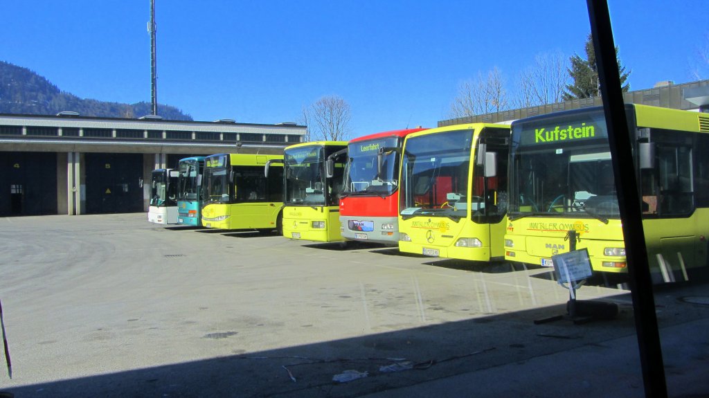 Busreihe in Kufstein: MAN Lion´s City 1 + Citaro Mercedes + Lion´s Coach MAN + Mercedes Integro + Solaris Urbino + Setra + MAN Lion´s City 2->von rechts nach links.(10.3.2012)
