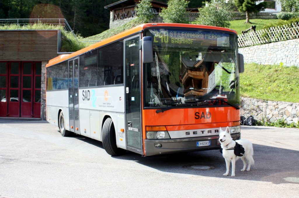 Das ist ein Setra S 313 UL des Sdtiroler Verkehrsverbundes. Der Bus ist mit einem Automatikgetriebe und Reisebestuhlung ausgestattet. Aufgenommen am 2.7.2011 in an der Enhaltestelle in Pfelders/Sdtirol, wo wir auf die Abfahrt des Busses warteten.