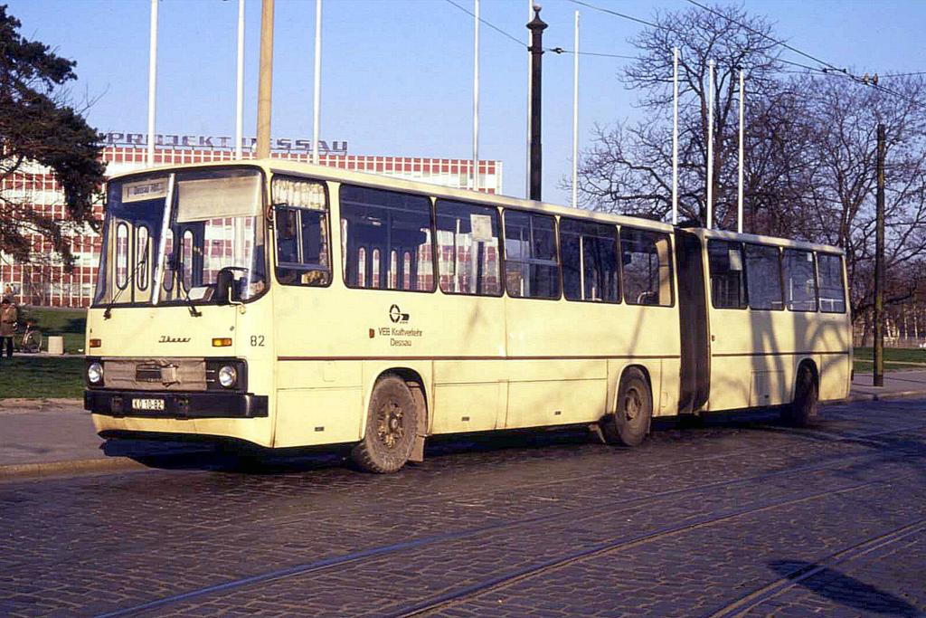 DDR Zeit: VEB Dessau steht an dem hier abgebildeten IKARUS Gelenkbus.
Wir schreiben als Datum 17.3.1990.
