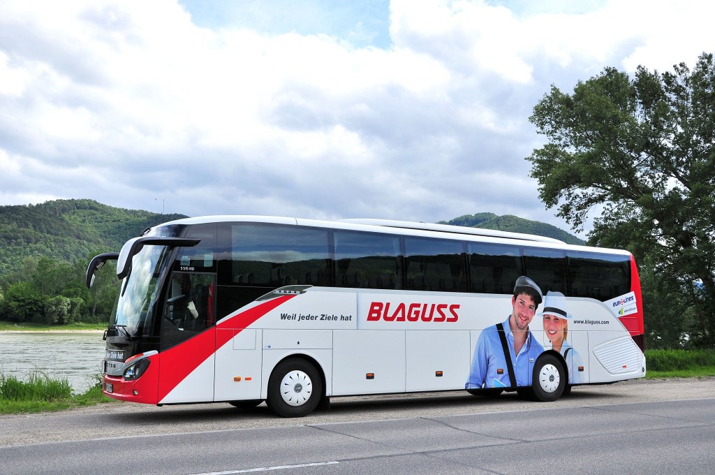 Der neue SETRA 515 HD von BLAGUSS aus Wien mit neuem Design,gesehen in der Wachau/Niedersterreich,26.5.2013.Gru an den freundlichen Fahrer.