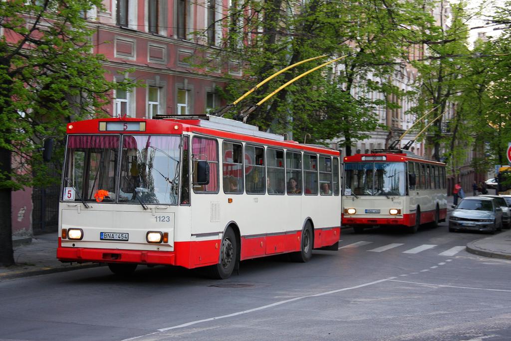 Dichter Stadtbusverkehr nahe dem Hauptbahnhof von Vilnius, 
der Hauptstadt Litauens. Hier kommt Trolleybus Skoda Wagen Nr. 1123
an mir vorber.