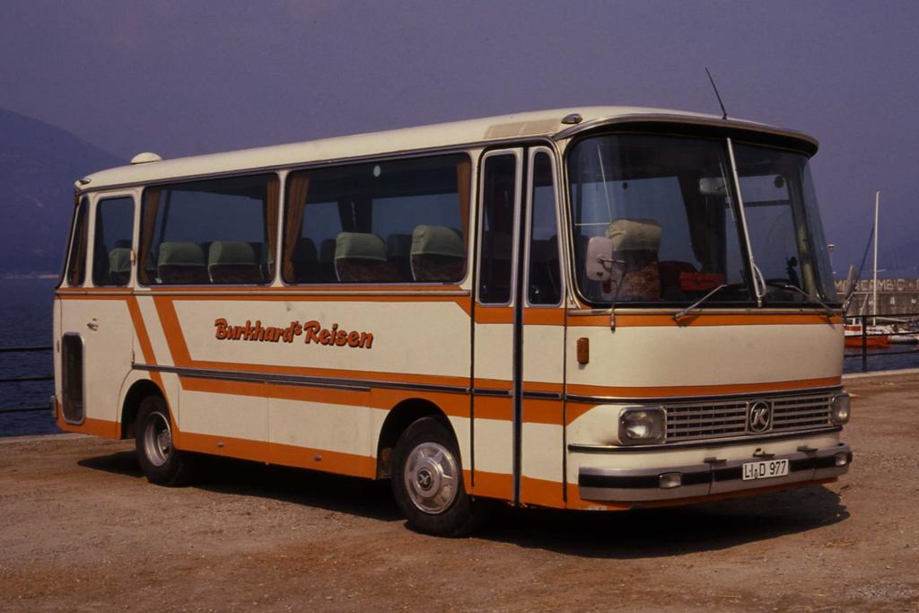 Diese kurze Setra Reisebus stand am 28.3.1990 in Luino (Italien) am
Lago Maggiore. Die Aufschrift lsst als Besitzer das Reiseunternehmen
Burkhard aus Lindenberg erkennen.