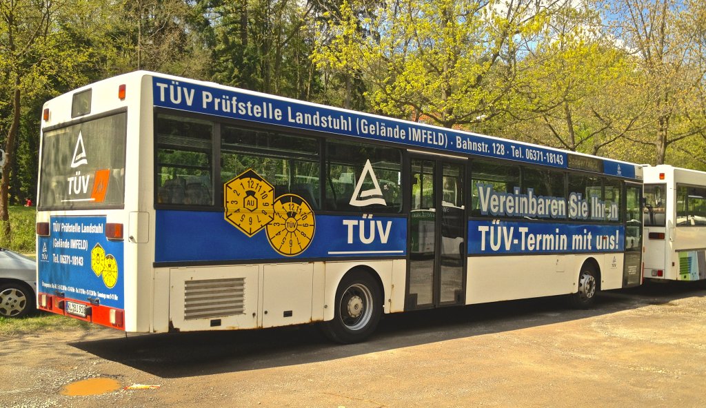 Dieser Mercedes-Benz O 407 von Busverkehr Imfeld aus Landstuhl stand whrend des 2. Bundesligaspiels 1.FCK gegen FSV Frankfurt am 5.5.2012 auf einem Park-and-Ride-Parkplatz und wartete auf das Ende des Spiels.