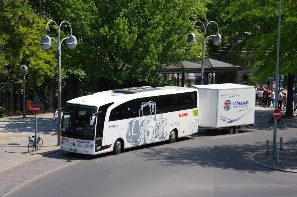 Dieser Mercedes Customer First der Firma Brskamp mit Anhnger und groflchiger
Werbung der Fa. Claas, Harsewinkel, stand am 7.6.2013 am Bahnhof Zoologischer
Garten in Berlin.