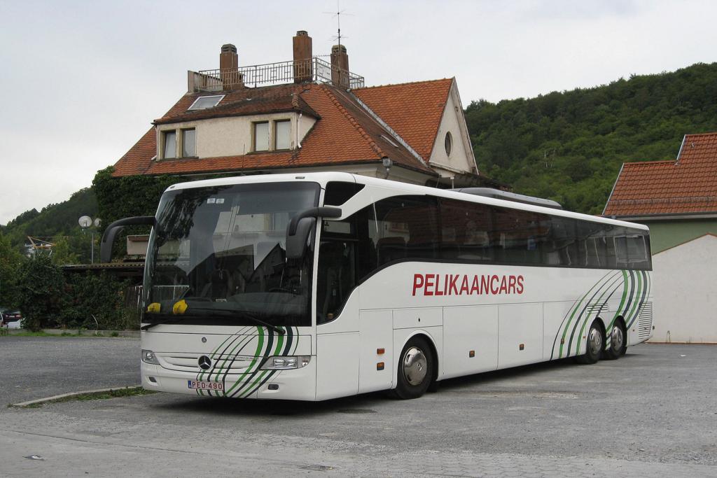 Dieser Mercedes Tourismo mit belgischer Zulassung  Pelikaancars 
parkte am 22.08.2010 in Mosbach.