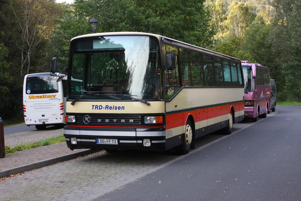 Dieser schon ltere Setra der 200er Serie stand am 17.9.2011 noch in Diensten der Firma TRD (Kz. Dresden) hier am Bahnhof in Oybin.
