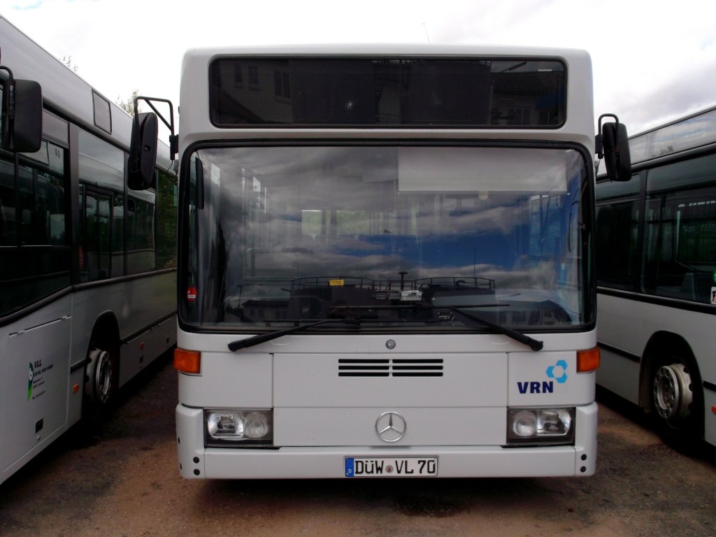 Ein Mercedes-Benz O 405 N2 von Eistal-Bus GmbH, abgestellt auf einem Parkplatz in Hettenleidelheim am 03.10.2012. Werktags wird das Fahrzeug im berland-Linienverkehr eingesetzt. Besonderheit: Ausfhrung mit Sitzen auf Podesten.