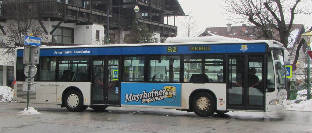 Ein Mercedes Citaro 1 der Zillertalbahn macht am 28.1.2012 den Skibusdienst in Mayrhofen.