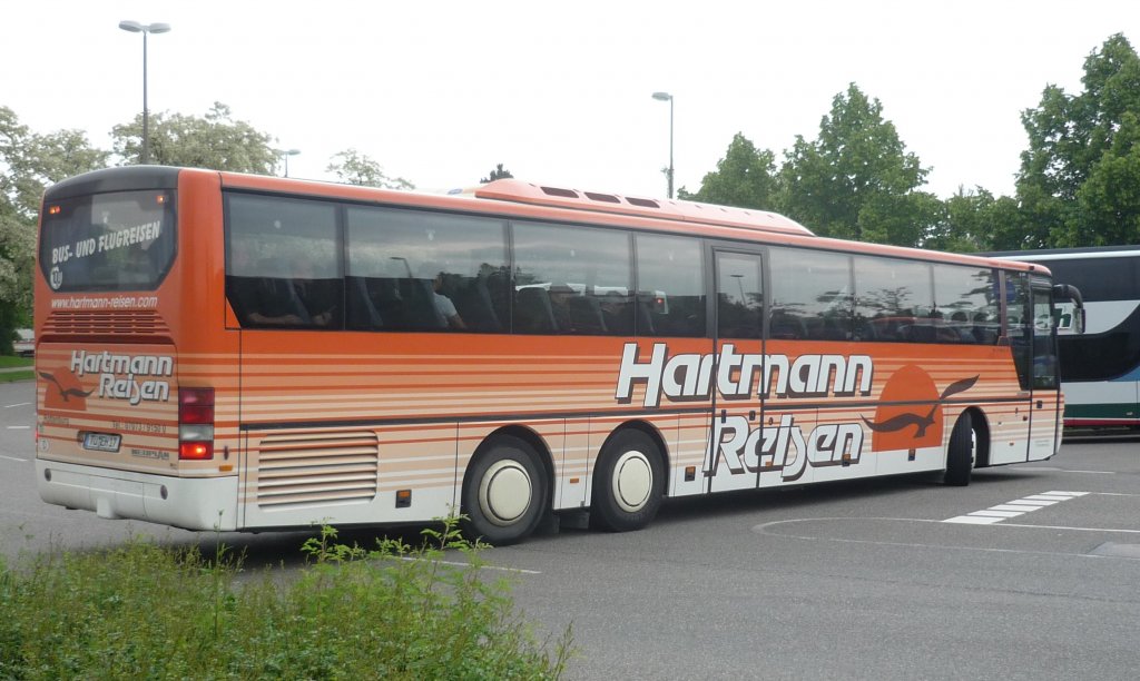 Ein Neoplan-Euro-Liner von Hartmann-Reisen aus Oberndorf, in Sindefingen-