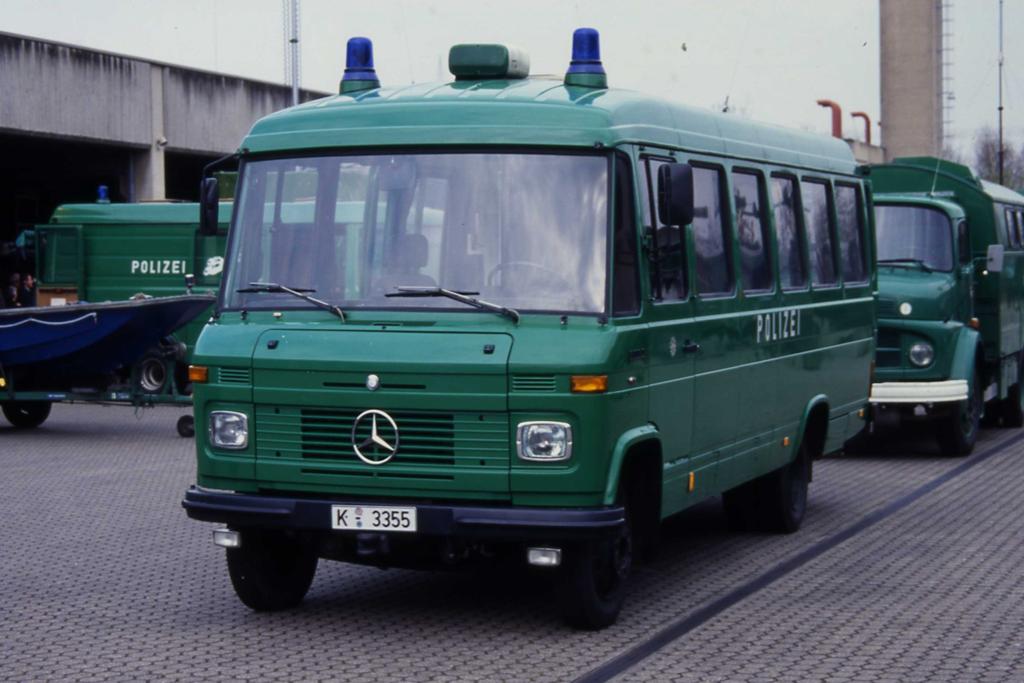 Gruppenfahrzeug Kleinbus Mercedes
der Bereitschaftspolizei Brhl hier bei einer
Ausstellung mit Fotoerlaubnis am 20.3.1999.