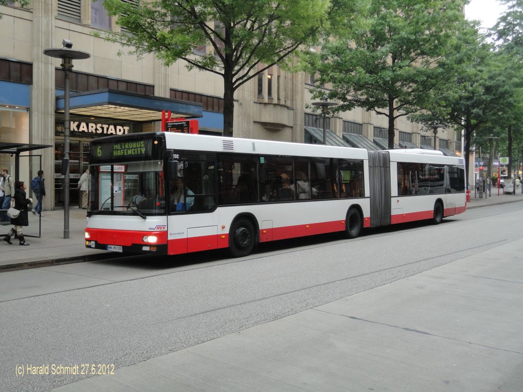 HHA 7202 am 27.6.2012 auf der Metrobus-Linie 6 in die Hafencity an der Haltestelle Gerhart-Hauptmann-Platz in der Mnckebergstr.

