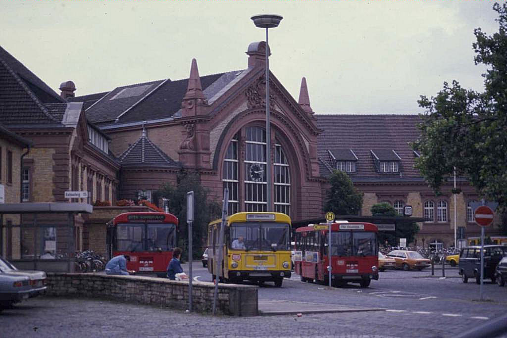 Historische Aufnahme vom 22.8.1988
Hauptbahnhof Osnabrck mit Post- und Bahnbussen.
Bei den drei hier zu sehenden Linienbussen handelt es sich 
um MAN Fahrzeuge bzw. MAN - Bssing.