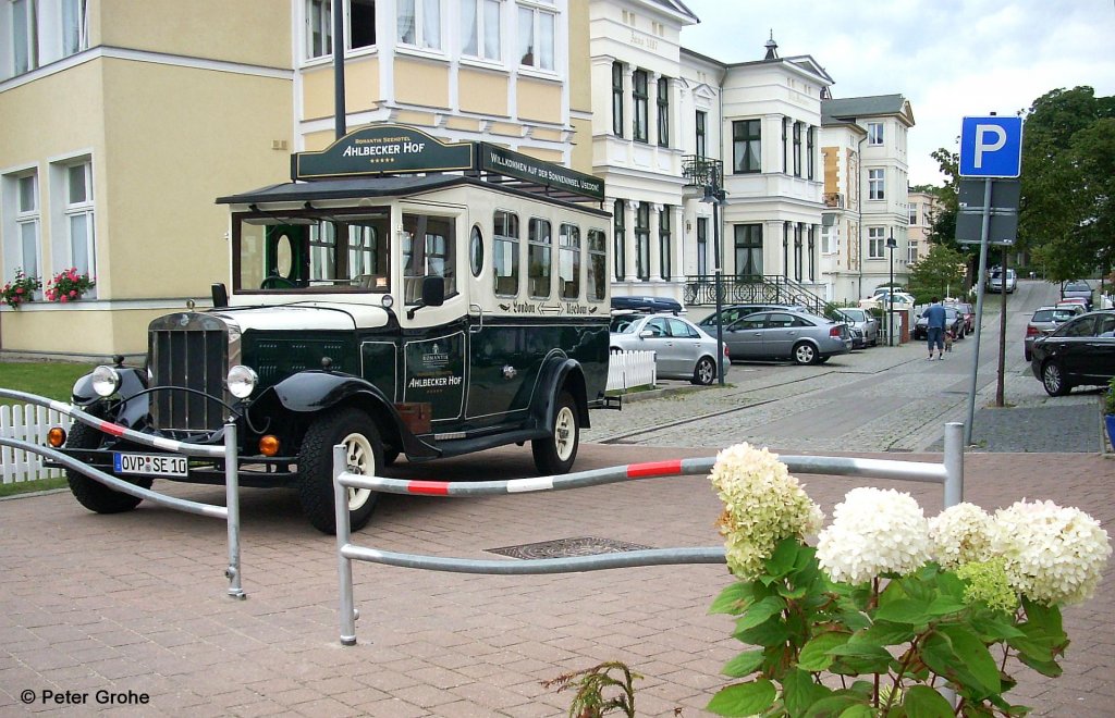 historischer Kleinbus mit Werbung   Seehotel Ahlbecker Hof , fotografiert vor diesem Hotel im Seeheilbad Ahlbeck auf Usedom am 18.08.2008