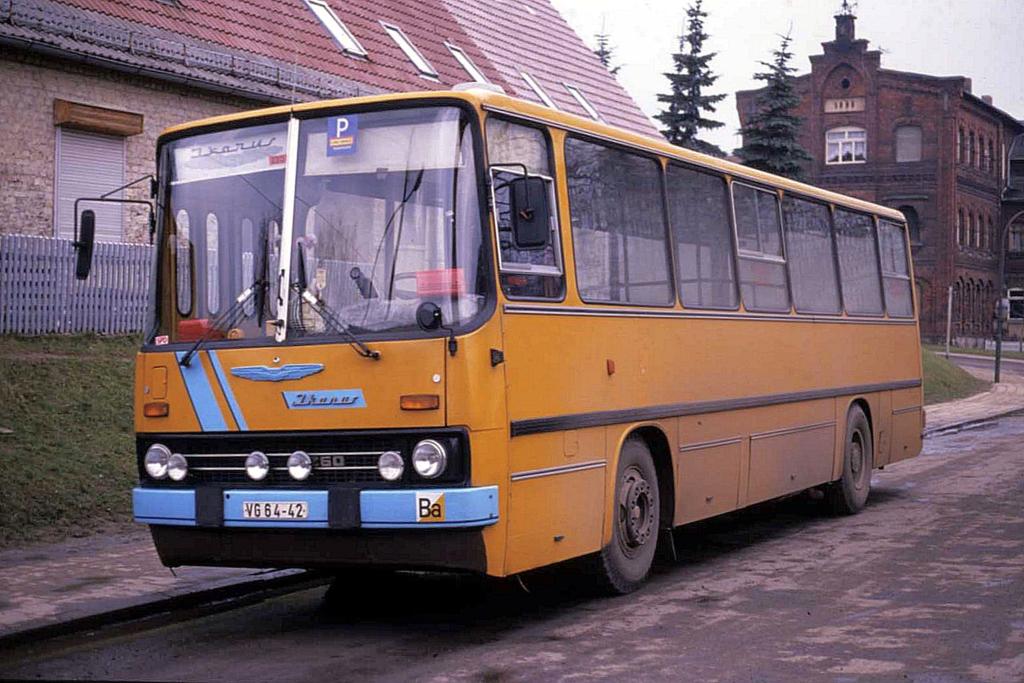 In der damaligen DDR waren am 6.3.1990 noch immer die IKARUS Busse das
Rckgrat im Nahverkehr. Ikarus Z 60 hier in der Harzstadt Hargerode
am 6.3.1990.