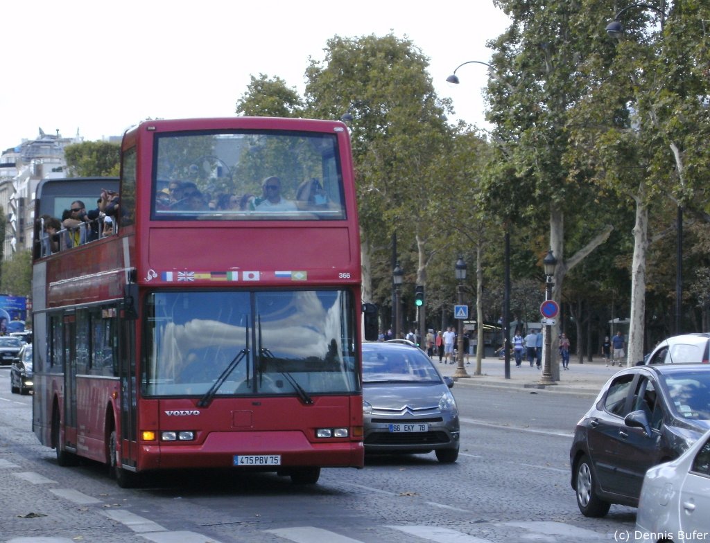 In Paris am 05.08.2012 fotografierte ich als einzigen Bus diesen Volvo B10m Doppeldecker der Stadtrundfahrten in Paris macht. Leider war dass das einzige Busbild was ich in Paris machte. 
