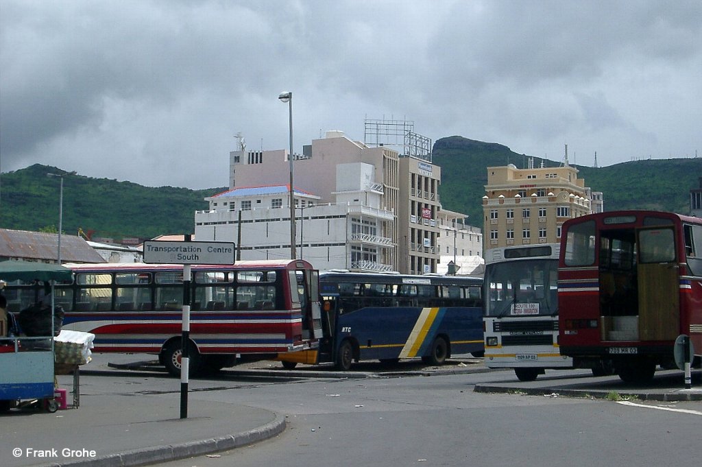 Insel Mauritius, Busstation in der Hauptstadt Port Luis, fotografiert am 20.01.2004 --> Interessant finde ich die Busse mit Tr an der Rckseite, meist aus Japan von den Firmen Hino Jidōsha und Isuzu!