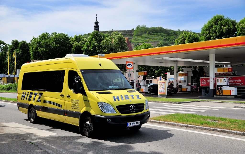 Kleinbus MERCEDES BENZ SPRINTER von HIETZ Busreisen aus Niedersterreich am 15.5.2013 in Krems unterwegs.