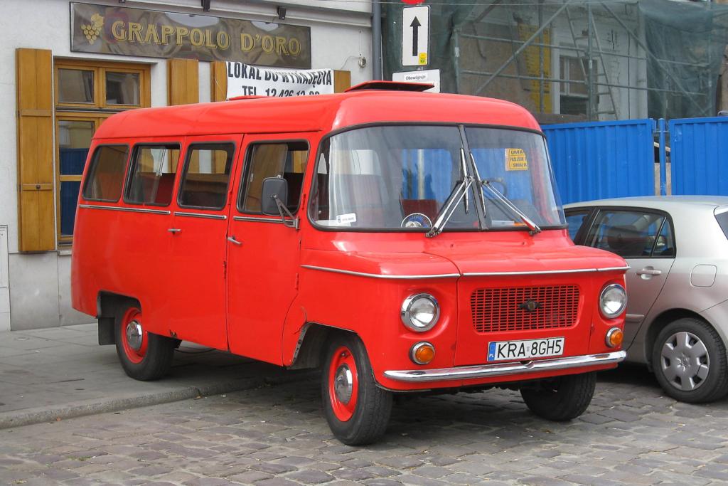 Kleinbus der polnischen Marke Nysa.
Am 14.9.2011 stand dieser Oldie im jdischen Viertel in Krakau.