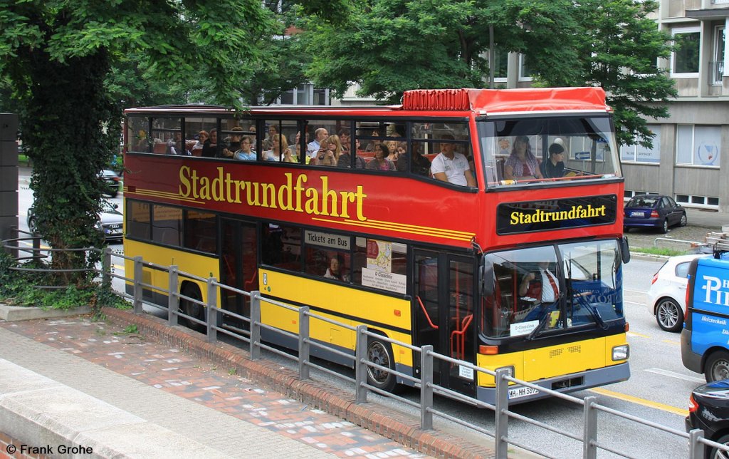 MAN Doppelstockbus Stadtrundfahrt Hamburg, fotografiert   Bei den Mhren   ( Strae in Hamburg ) am 01.08.2011