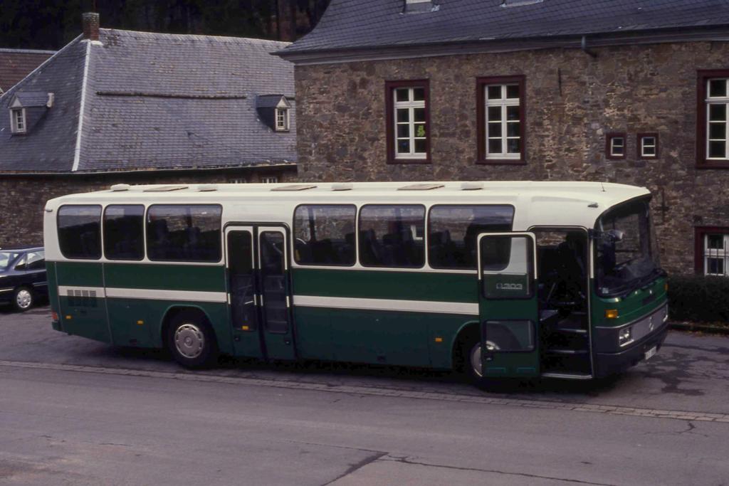 Mercedes 303, vorrangig als Transportfahrzeug fr das
Polizei Musik Korps Kln genutzt,hier am 21.3.1994 in
Gimborn bei Marienheide.