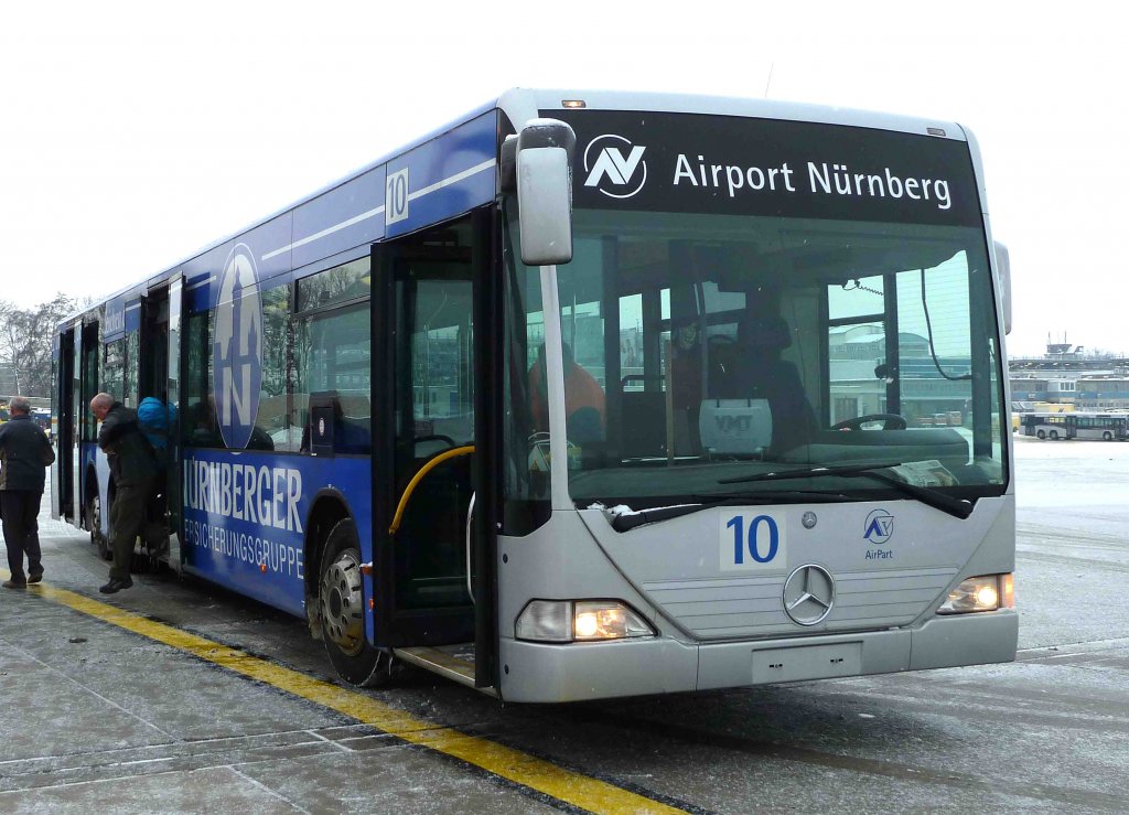 Mercedes Benz als Vorfeldbus vom Flughafen Nrnberg, Januar 2013