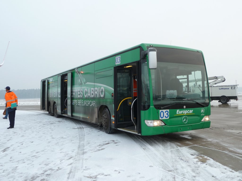 Mercedes Benz als Vorfeldbus vom Flughafen Nrnberg, Februar 2013

