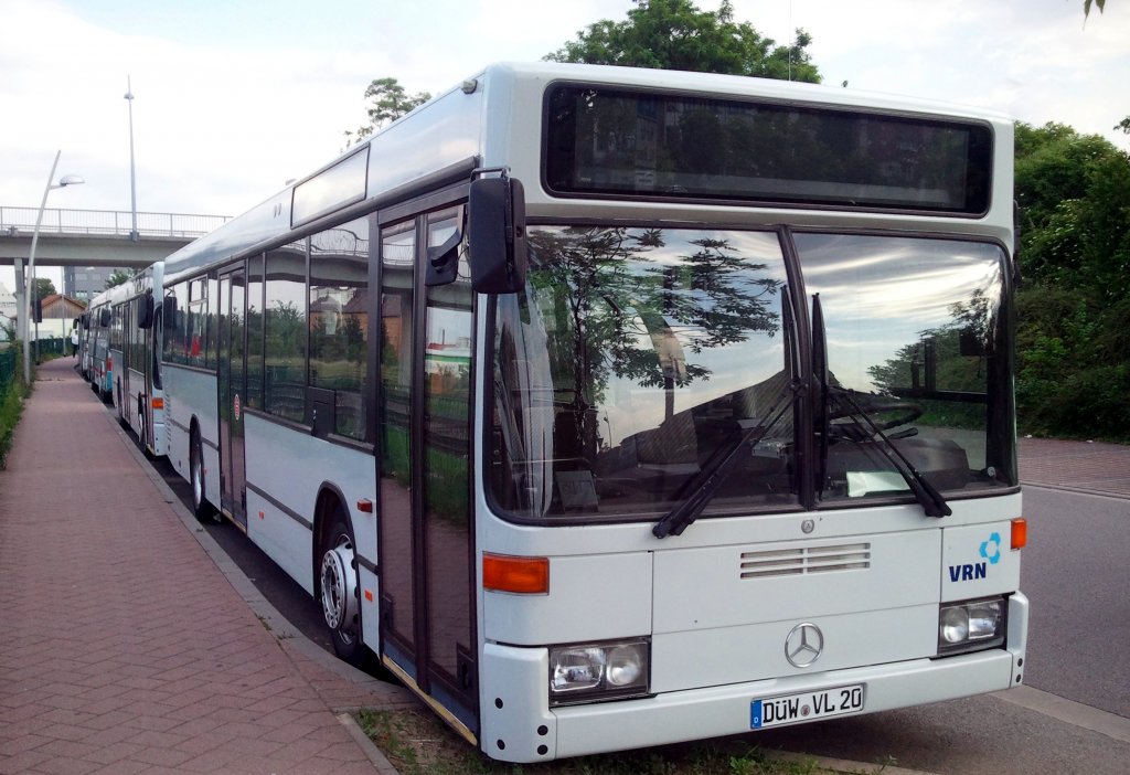 Mercedes-Benz O 405 N von Busverkehr Zipper GmbH, abgestellt am Hauptbahnhof in Grnstadt. Werktags wird der Bus auf diversen berlandlinien im Leiningerland eingesetzt.