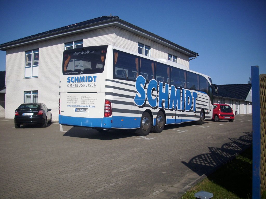 Mercedes Tourismo von Schmidt aus Deutschland im Sassnitzer Gewerbegebiet.