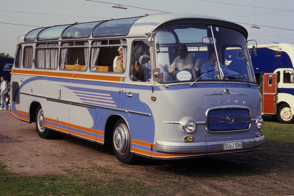 Mit diesem alten Setra Reisebus nahm sein Besitzer am 15.6.1990 an einem
groen Oldtimertreffen in Castrop - Rauxel teil.