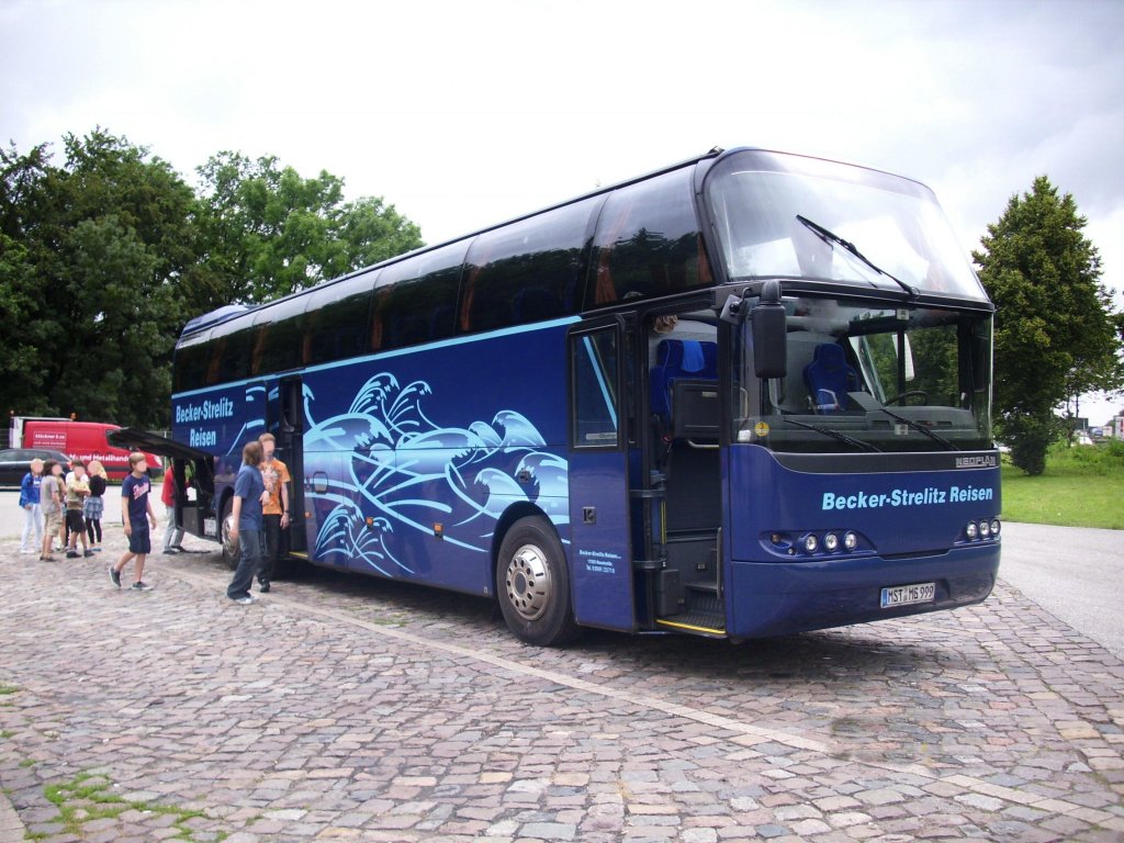 Neoplan Cityliner von Becker-Strelitz Reisen/Deutschland auf einem Autobahnparkplatz in Mecklenburg-Vorpommern.
