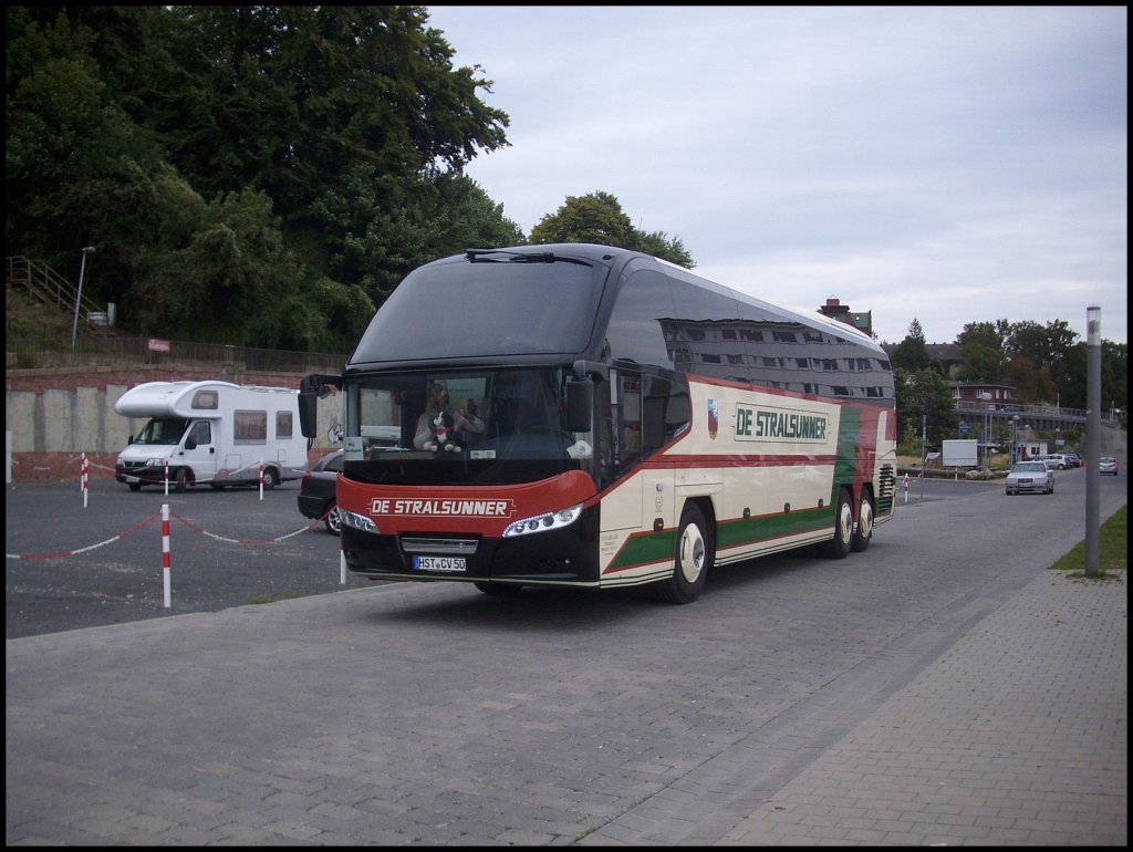Neoplan Cityliner von De Stralsunner aus Deutschland im Stadthafen Sassnitz.
