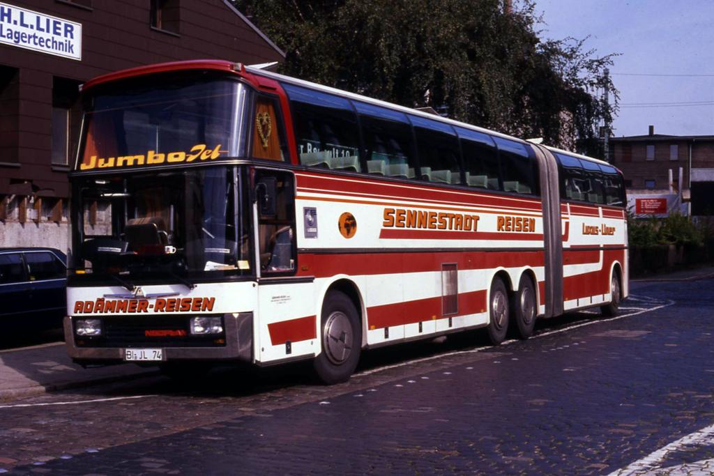 Neoplan Jumbo - Doppelstock Gliederbus des Reiseunternehmen
Admmer, Sennestadt am 17.9.1989 in Bremen aufgenommen.