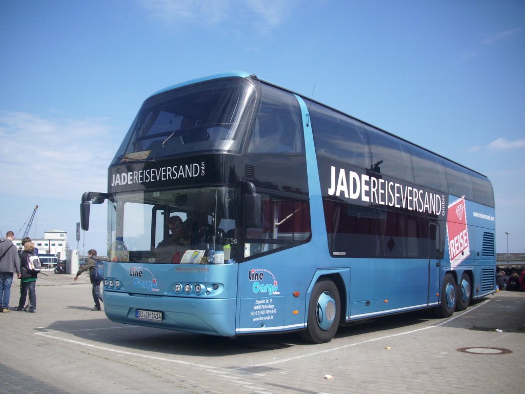 Neoplan Skyliner von Jade Reiseversand GmbH aus Deutschland im Stadthafen Sassnitz.