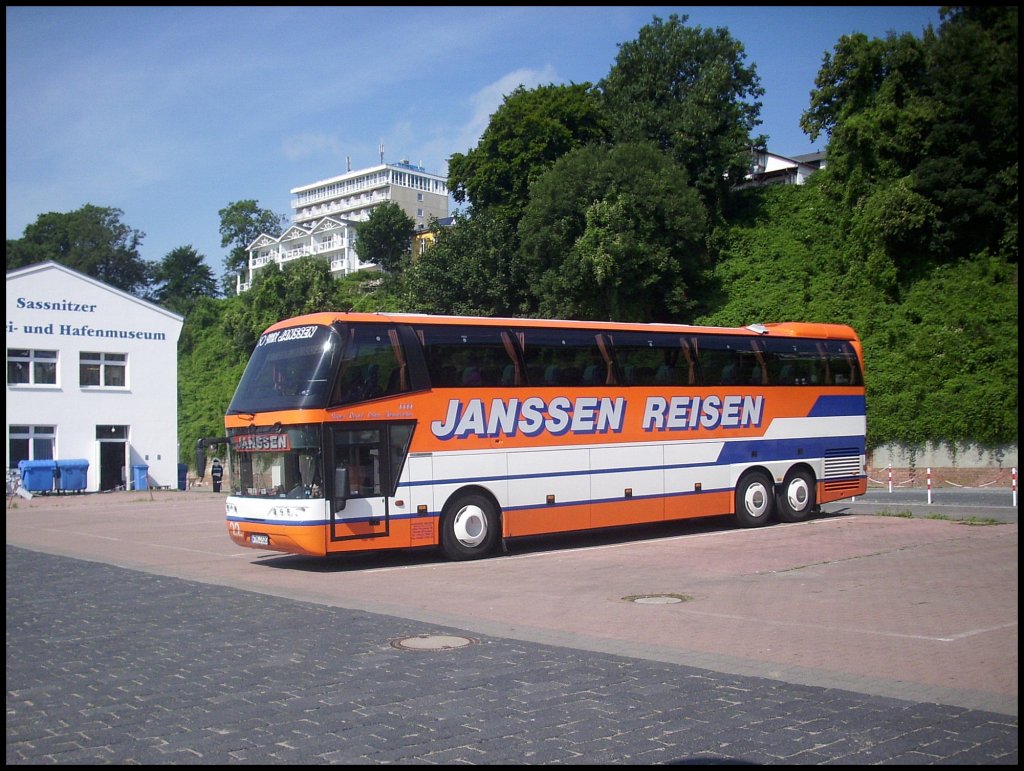Neoplan Spaceliner von Janssen Reisen aus Deutschland im Stadthafen Sassnitz.

