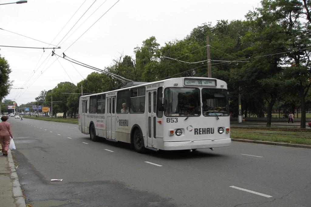 Odessa 5.9.2009
Dieser Trolleybus stammt noch aus sowjetischer Zeit und Produktion.  
Es drfte sich um den Typ ZIU 9 handeln. Er trgt eine deutsche Reklame
in arabischer Schrift. - Europa lsst gren!