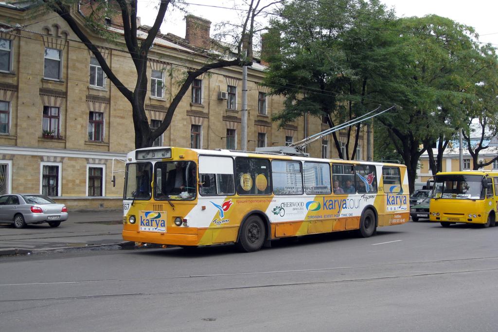 Odessa 5.9.2009
Trolleybusse sowjetischer Bauart ZIU bestimmen noch immer den stdtischen Busverkehr auf den O-Bus Linien.