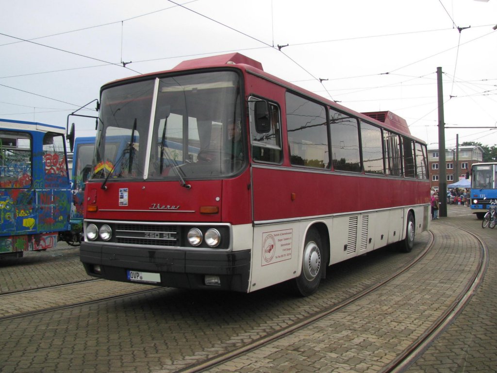 Omnibus Ikarus 250 SL aus dem Landkreis Ostvorpommern (OVP) anllich 130 Jahre Strba in Rostock [27.08.2011] 