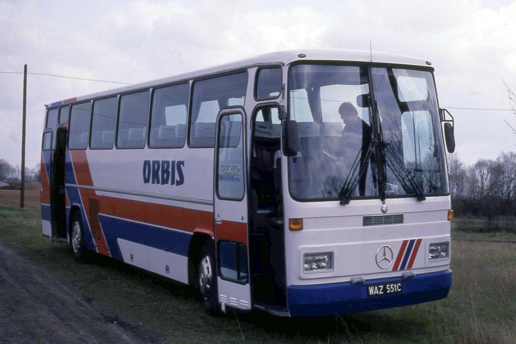Pol Orbis setzte am 18.04.1992 diesen Mercedes Reisebus fr eine
Reisegesellschaft ein.
Aufnahme am 18.4.1992 in Tulovice.