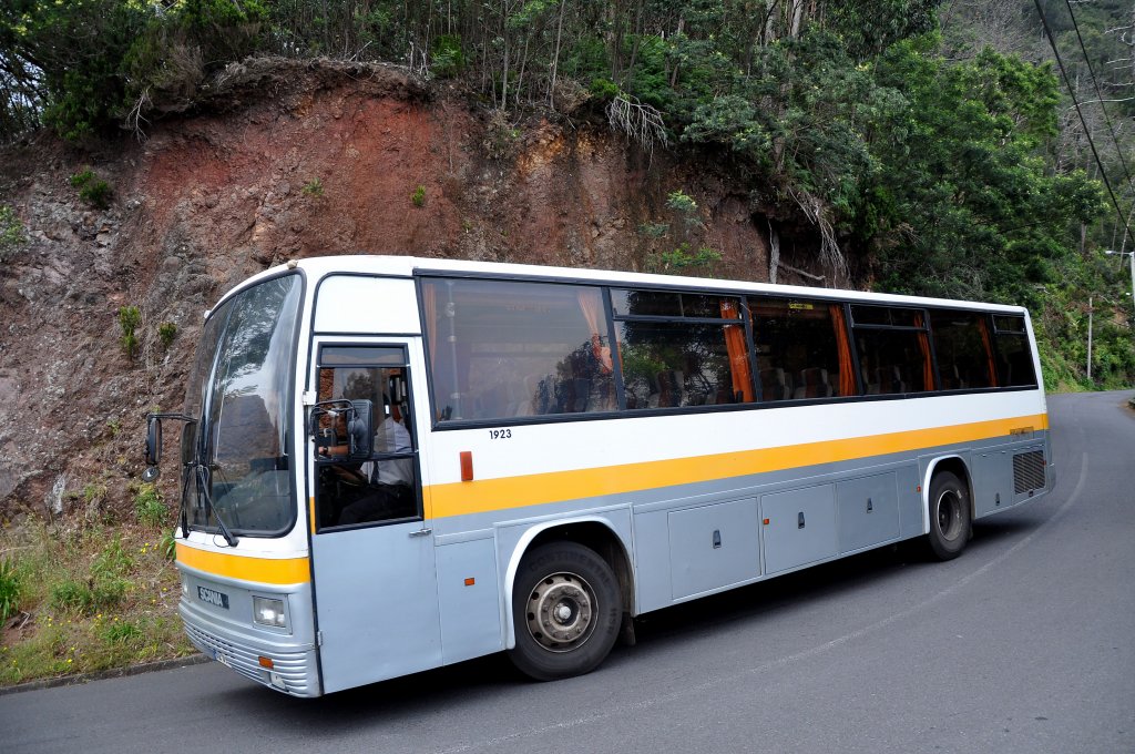 SCANIA Linienbus unterwegs im Norden bei Sao Jorge auf der Insel Madeira im Mai 2013.