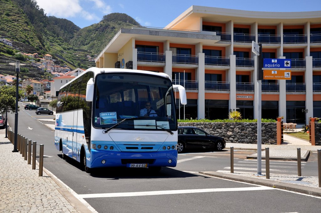 Scania Reisebus unterwegs im Norden von Madeira im Mai 2013.