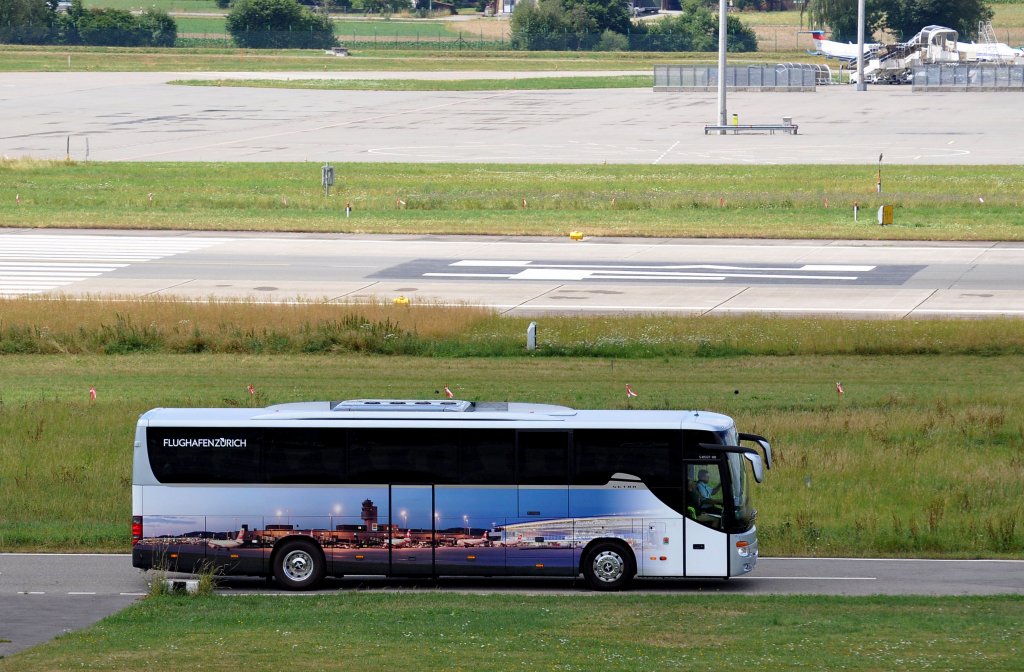SETRA 415 GT-HD unterwegs am Vorfeld (Besuchertransporte) am Airport Zrich-Kloten.30.6.2013.