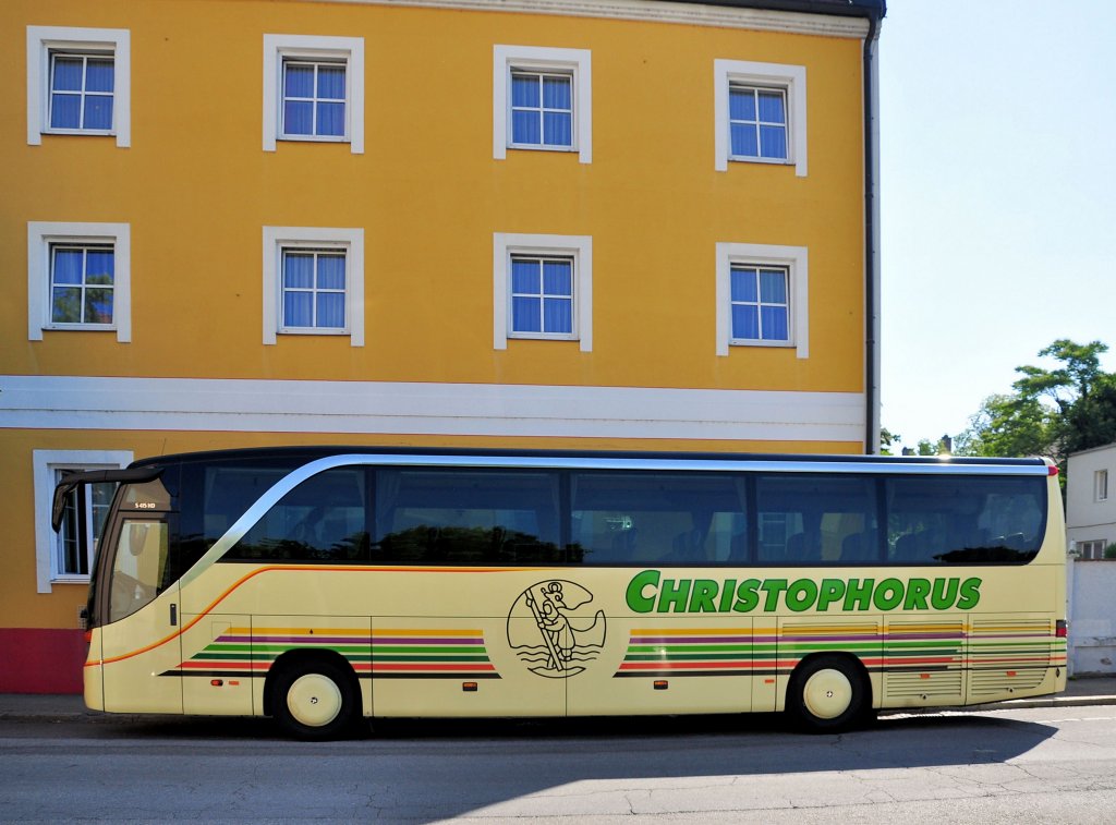 SETRA 415 HD von CHRISTOPHORUS aus sterreich am 17.6.2013 in Krems unterwegs.