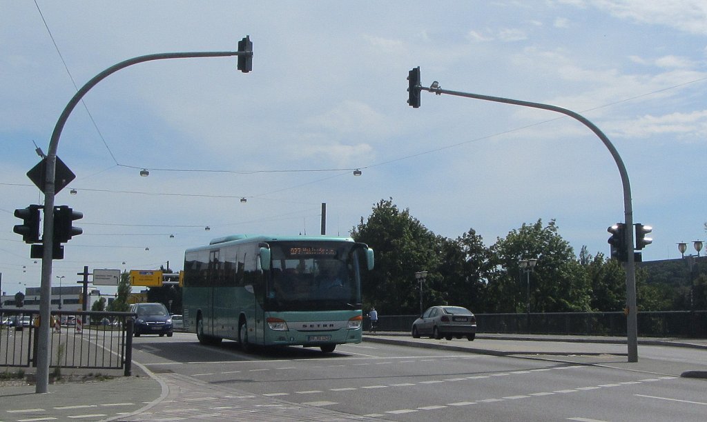 Setra Reisebus der 400er-Serie in Potsdam an einer Kreuzung am 15.8.2012.