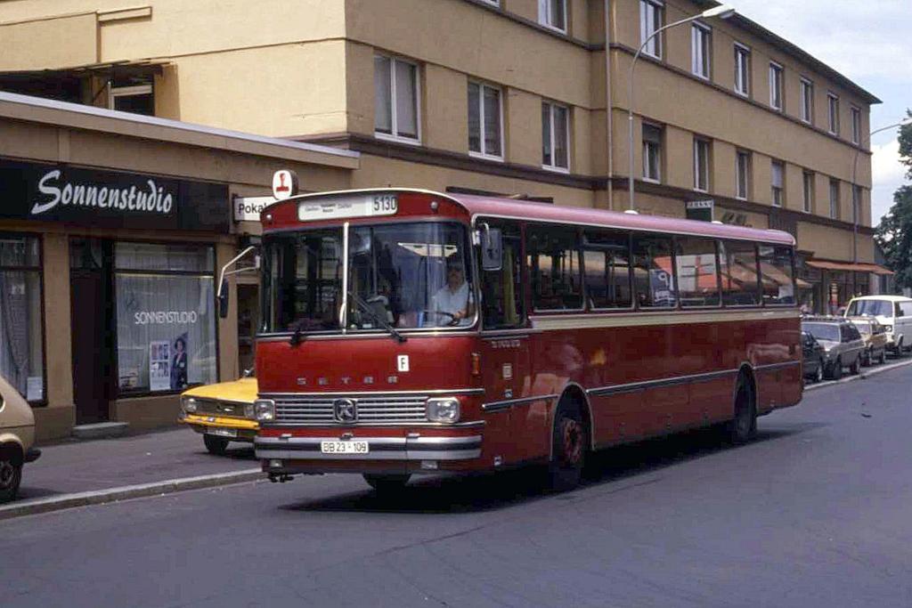 Setra S 140 Bahnbus der Deutschen Bundesbahn ist hier am 4.7.1988
am Bahnof Gieen unterwegs.