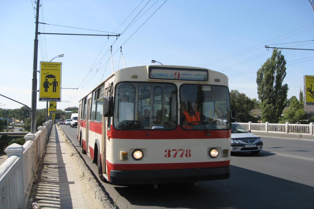 Trolleybus sowjetischer Bauart ZIU 9 am 4.9.2009 in Chisinau der Hauptstadt Moldawiens.
Dieser Bus russischer Bauart ist vom Busbahnhof in Richtung Centrum unterwegs.