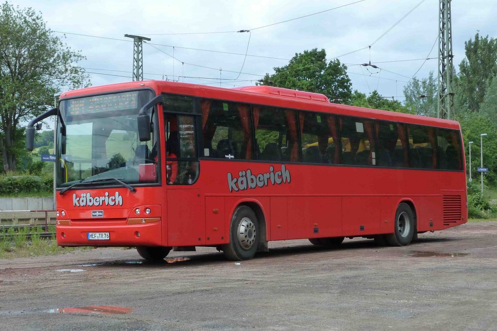 VanHool des Busunternehmens  KBERICH  steht als Linienbus am Bahnhof Neukirchen im LK Hersfeld-Rotenburg, Juni 2012
