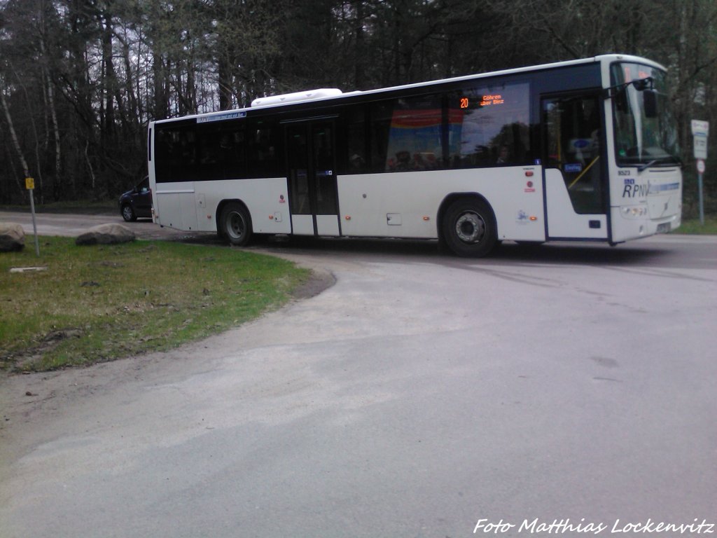 Volvo des RPNV kurz hinter der Haltestelle Prora, Jugendherberge am 27.4.13 