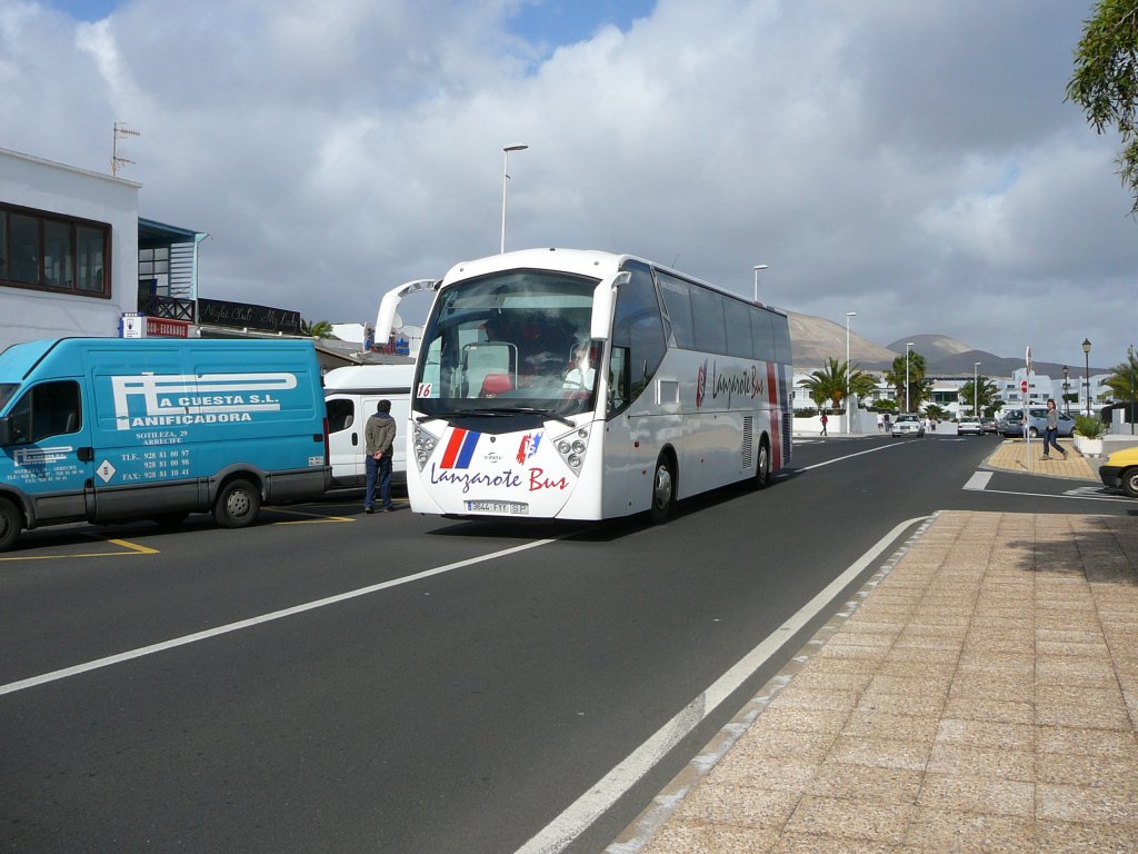 Volvo von LANZAROTE BUS unterwegs in Puerto del Carmen im Januar 2010