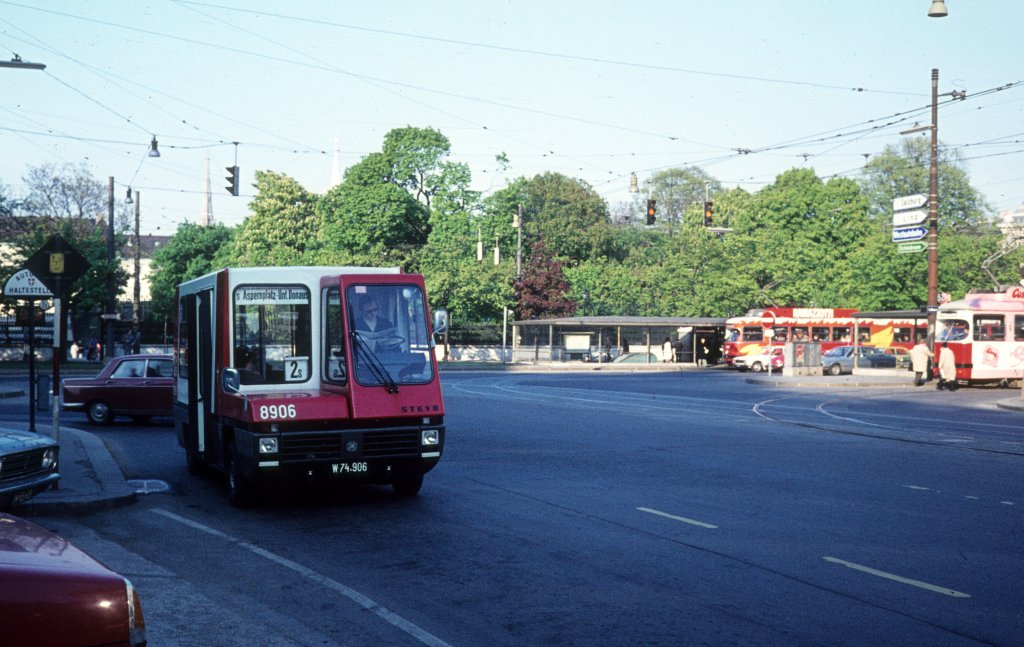 Wien WVB Buslinie 2s (Steyr City-Bus 8906) Babenbergerstrasse / Burgring am 30. April 1976.